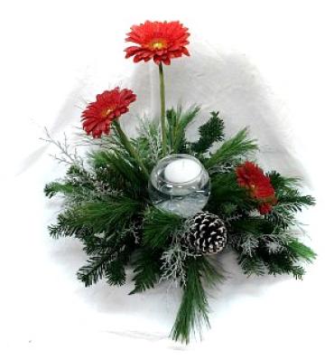 A Candlelit Christmas Centerpiece